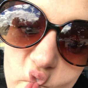 Meet your Posher, Holly